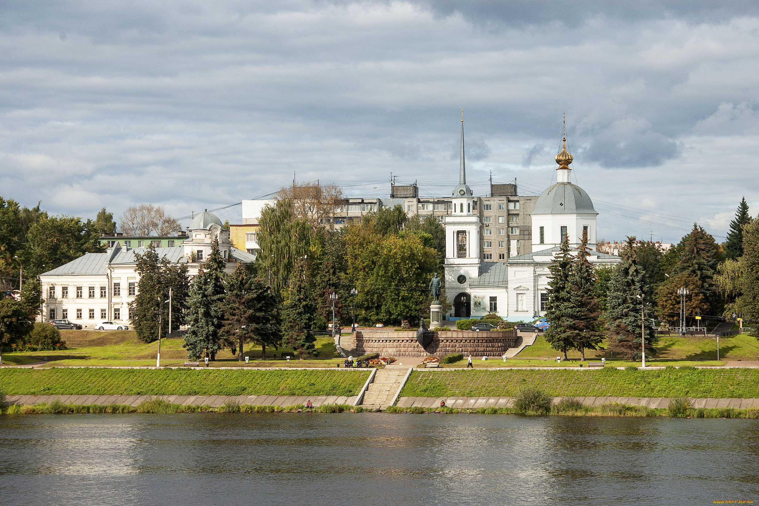 Обои Города - Улицы, площади, набережные, обои для рабочего стола,  фотографии города, - улицы, площади, набережные, дома, набережная, тверь,  церковь, памятник, город, россия Обои для рабочего стола, скачать обои  картинки заставки на